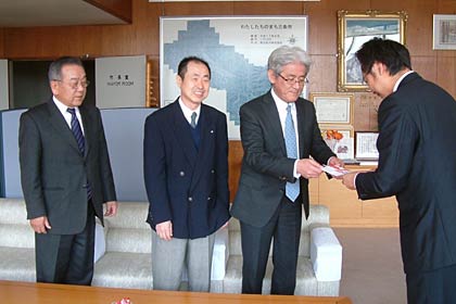 左から三条市医師会の西川事務長、伊藤副会長、池田会長、国定市長