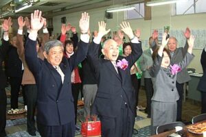 5期目を無投票当選で決め、選挙事務所で万歳三唱する小池氏