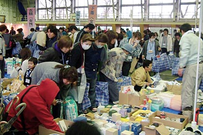 16日開かれた三条市に避難している人たちのための「応援バザール」のフリーマーケット