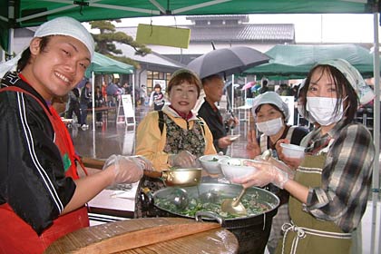 体育文化センター避難所グループによる「ごちそう広場」