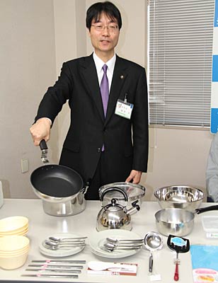 「頑張れ東北！仮設住宅応援（燕）」グッズを紹介する鈴木燕市長