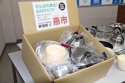 段ボール箱に詰めた状態、箱詰め作業を避難している人たちの応援を
