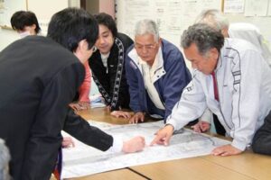 鈴木力燕市長が南相馬市へ一時帰宅した人たちと懇談、被災地のあなにも生々しい悲惨な現状に絶句することも