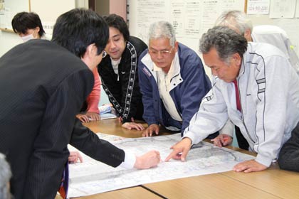18日夜、燕市の第一避難所で行われた一時帰宅した福島県南相馬市民と鈴木市長が懇談