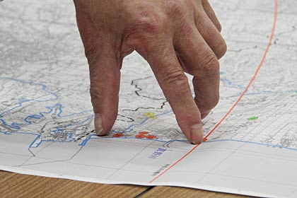  津波に見舞われた地域を示す指が震えることも