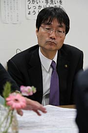 眉間にしわを寄せて聞きいる鈴木市長