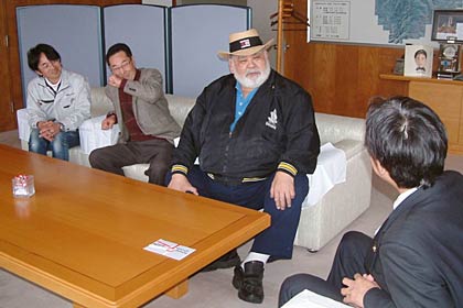 左から堀江部屋の堀江社長、堀江会長、高見山さん、国定市長