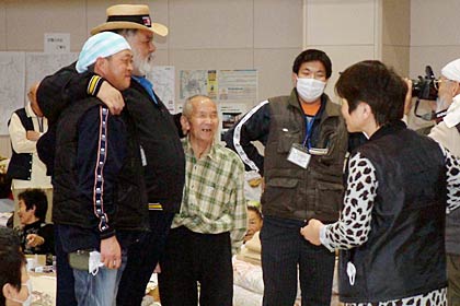 避難所と鳴っている三条市総合福祉センターを訪れた高見山さん、相撲の大ファンのおじいさんたちも大喜び