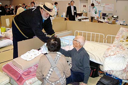 相撲ファンのおじいさんと握手