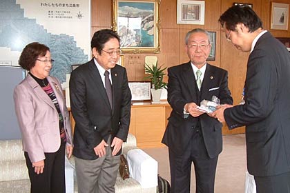 三条中央ライオンズクラブの寄付、左から斉藤会計、阿部幹事、石崎会長