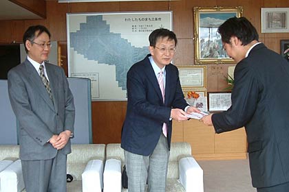 左から三条市歯科医師会の近藤副会長、相場会長