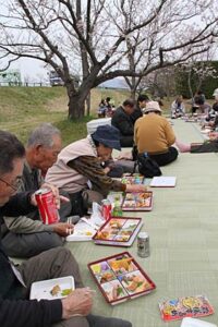 燕市分水観光協会が中止した「おいらん道中」に寄せられた広告料や寄付の一部で燕市に避難している人を対象に花見ツアー