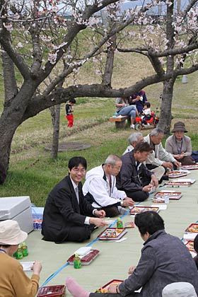 鈴木市長も満開のサクラの下で満面の笑み