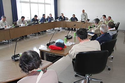 燕市議会の一行が福島県南相馬市に義援金30万円を贈り、桜井市長と懇談