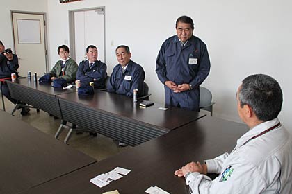 佐藤鹿島区役所長に話す大岩議長ら燕市議会一行