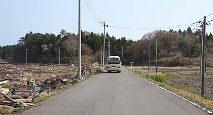 道路の左と右がまさに運命の分かれ道に