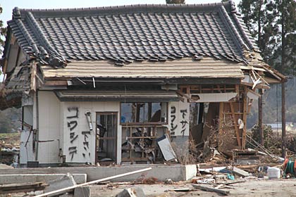 壁に「コワシテ下さい」とある家