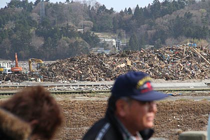 真島橋から見る海岸部には山のように積まれたがれき