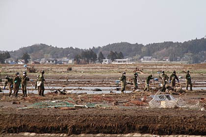 震災から1カ月余りたってなお捜索を続ける自衛隊員