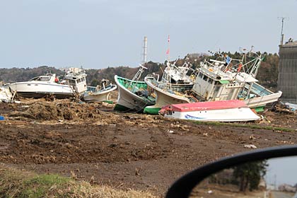 陸地に打ち上げられた漁船