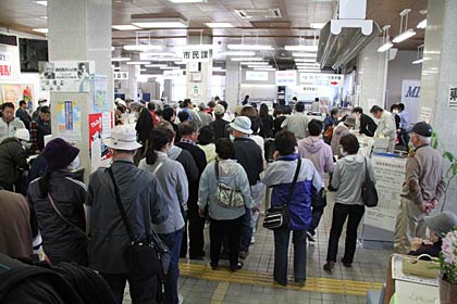 被災証明の申請に訪れた市民でごった返す南相馬市役所1階の市民課窓口