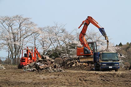後ろを振り返ればがれきのごみ捨て場に