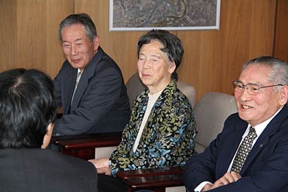 燕市に東日本大震災の義援金12万円を寄付した吉田地区ジパング倶楽部友の会、右から堀会長、込山副会長、八子事務局長