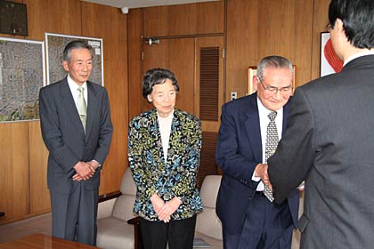 堀会長から鈴木市長に義援金を手渡す