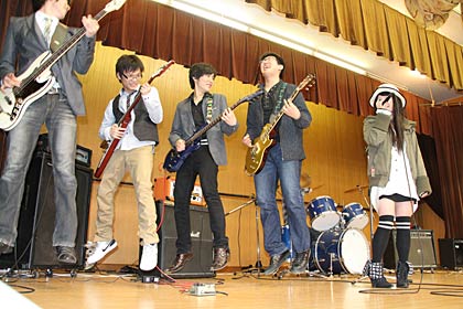 三条市勤労青少年ホーム「ソレイユ三条」に避難する福島県南相馬市の高校生バンド「KtKB」が南相馬復活祈願ミニライブ