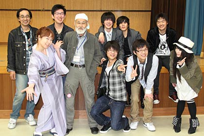 出演者で記念写真、前列左の和服を着ているのがライブをお膳立てした三線の本間里子さん