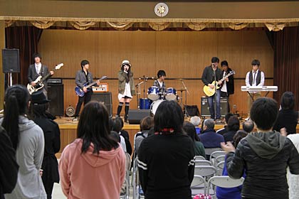 100人近い来場者でにぎわった