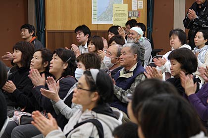 曲が終わるたびに大きな拍手が響く