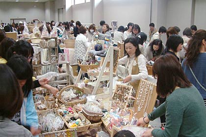 開場と同時にすし詰めのにぎわい