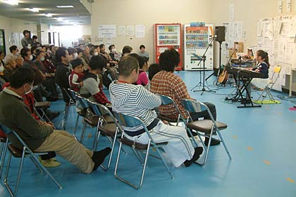 23日に避難所の三条市体育文化センターで開かれた三条市の小学4年生で全盲の佐藤英里ちゃんによるキーボードの弾き語りコンサート