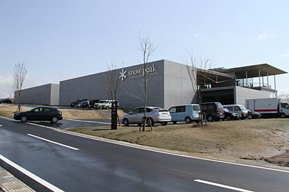 シャープな直線と平面の構成が美しい新社屋