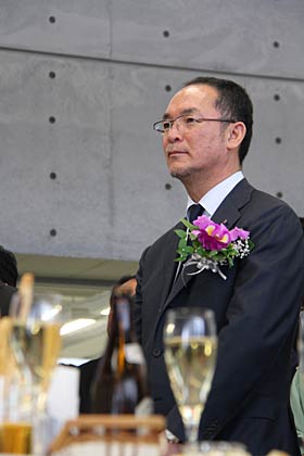 「ぼくはあんまり緊張しないタイプなんですが、きょうは緊張してます」と話していた山井社長