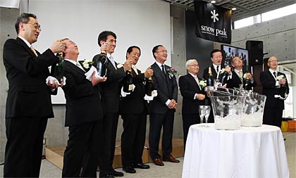 シャンパンを開けて乾杯