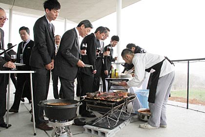 テラスではスノーピークの調理器具を使って料理を