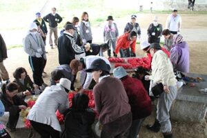 燕市子ども体験活動支援センターが燕市に避難している人たちからも参加してもらってチューリップの花でアート作品制作
