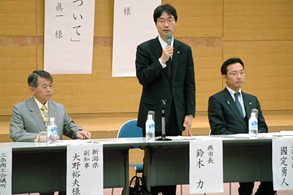 左から大野副知事、鈴木燕市長、国定三条市長