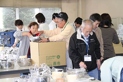 第仮設住宅応援（燕）グッズ」の箱詰め作業のボランティアを行う燕市へ避難している人たち