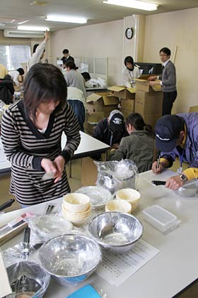 仮設住宅応援（燕）グッズ」には台所用品がぎっしり