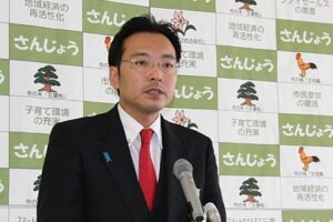 27日行われた国定勇人三条市長の緊急記者会見