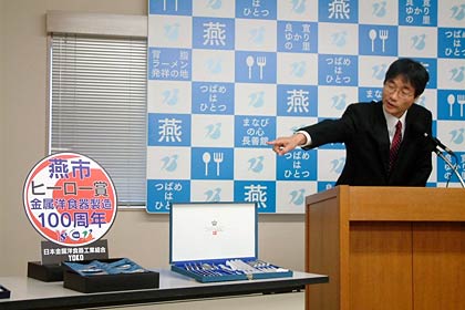 27日行った定例記者会見でスワローズ主催の公式戦すべてで提供するヒーロー賞の賞品を紹介する鈴木市長