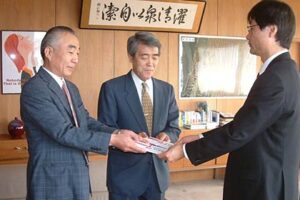 震災で中止になった「分水おいらん道中」向けに開発したオリジナル純米酒「分水さくらの酒」の売り上げなどから南山酒店と清六商店が義援金