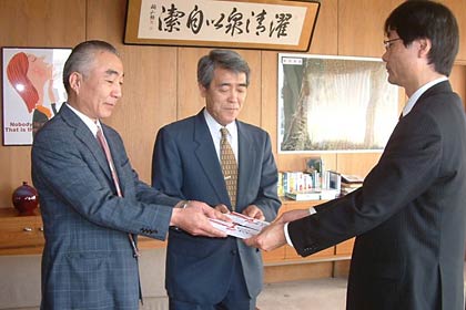 左から清六商店の山崎さん、南山酒店の南山さん、鈴木市長