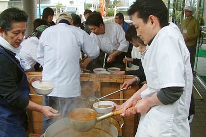 総合福祉センターできむら食品のもち入り三条カレーラーメンをふるまう三条飲食店組合