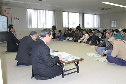 説明会には同センターなどへ避難している100人近くが出席