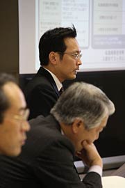 明解に説明する国定市長