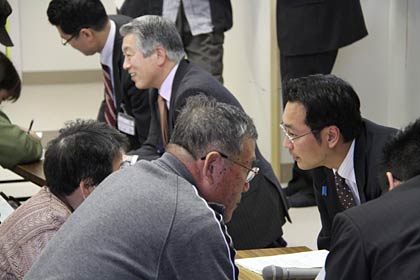 閉会後も避難者の質問に耳を傾ける国定市長